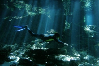  使用通气管游泳 